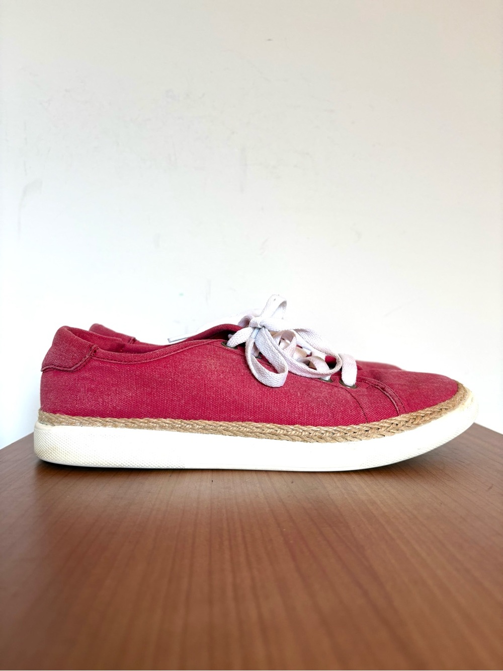 Vionic Hattie Red Canvas Sneakers Size 6.5 Low Top Lace Up Shoes Colorful Casual